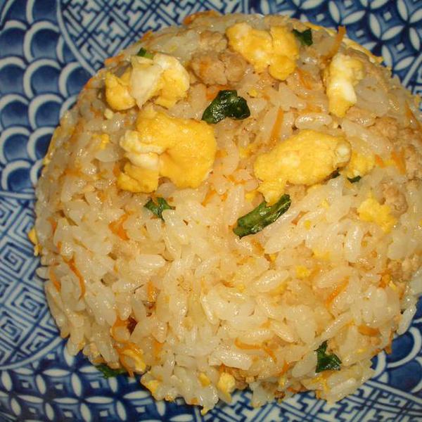 鶏そぼろとにんじんのチャーハン