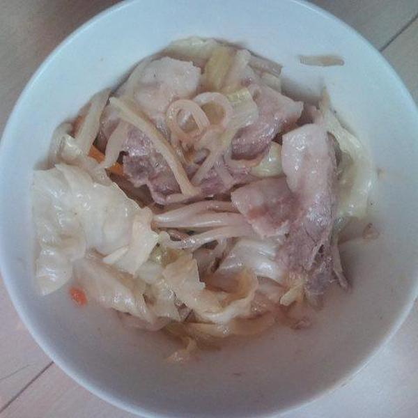 It's easy! Steamed pork with bean sprouts and cabbage
