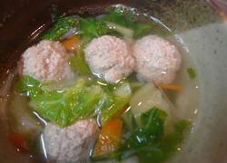 Warm fuzzy soup with Chinese cabbage and meat dumplings