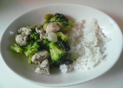 Stewed rice with chicken, broccoli and beans
