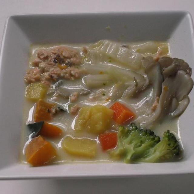 野菜たっぷり秋鮭のクリームシチュー