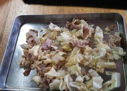 Stir-fried cabbage and pork with vegetables