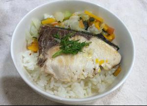 Rice with yellowtail and vegetable soup