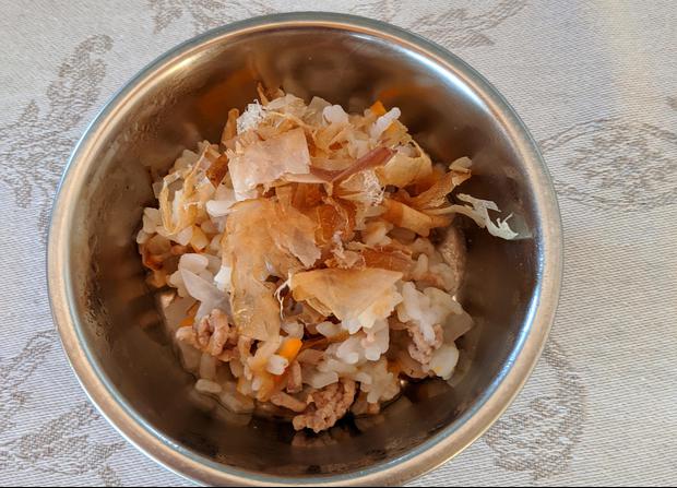 大根、人参、豚のひき肉とかつお節のご飯